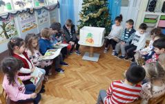 Децата от 83 ДГ „Славейче“ приветстваха вълшебният сандък, пълен с детски книги, който е част от наш